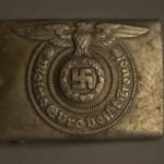 Hebilla metálica de cinturón de las SS nazis, colección del Museo Estatal de Auschwitz-Birkenau Foto por Pawel Sawicki © Auschwitz-Birkenau State Museum - Musealia