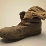 Zapato y calcetín de niño, colección del Museo Estatal de Auschwitz-Birkenau - Foto por Pawel Sawicki © Auschwitz-Birkenau State Museum - Musealia