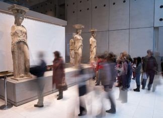 El láser infrarrojo y ultravioleta ha sacado a la luz el mármol original de las esculturas, revelando su pátina primigenia de color naranja. © Acropolis Museum. Fotografías de Giorgos Vitsaropoulos.