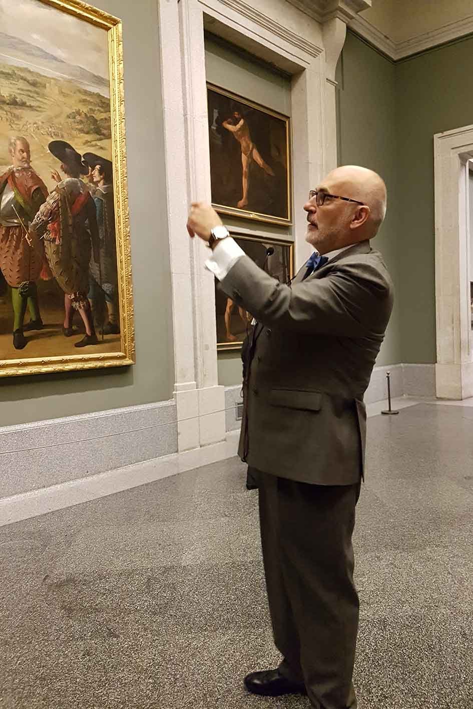 El historiador, explicando el trasfondo histórico de las pinturas expuestas en el antiguo Salón de Reinos, hoy conservadas en el Museo del Prado.