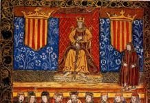 Fernando II de Aragón en su trono, enmarcado por dos escudos con el emblema del señal real. Frontis de una edición de 1495 de las "Constituciones catalanas".