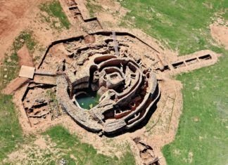 El montículo de la fortificación tiene 40 metros de diámetro, integrado por una torre central desde la que se despliegan tres líneas concéntricas de murallas y un gran patio.