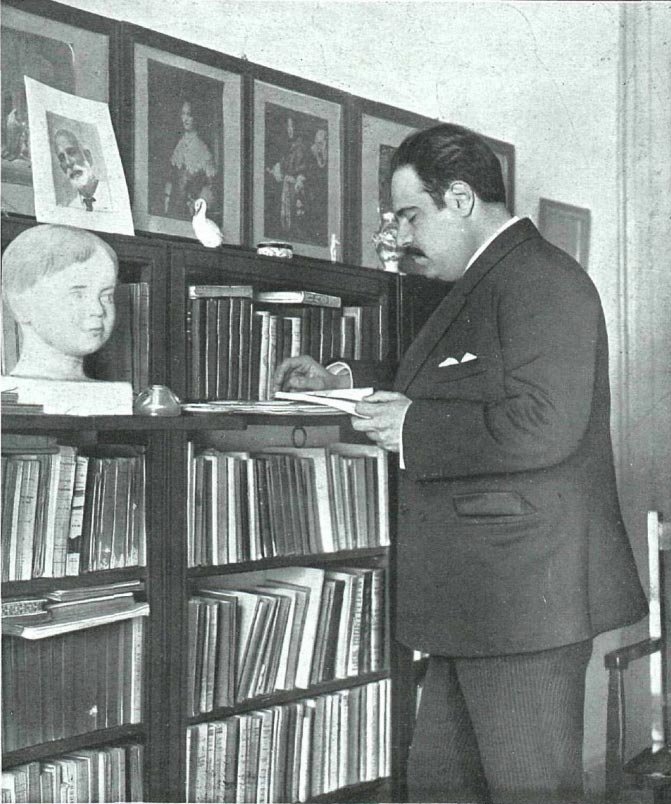 Eugenio D'Ors, en su biblioteca, fotografiado por Campúa en 1916.
