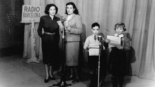 María Garriga (derecha) fue la primera locutora que puso voz a Elena Francis. En la foto aparece junto a Encarna Sánchez y dos actores infantiles en una emisión de Radio Barcelona. 