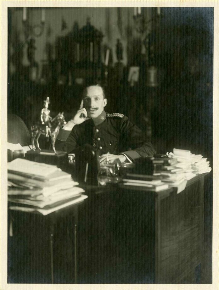 "Retrato de Alfonso XIII sentado ante su mesa de despacho con el uniforme del Regimiento Inmemorial del Rey", 1915. Patrimonio Nacional. Madrid, Archivo General de Palacio.