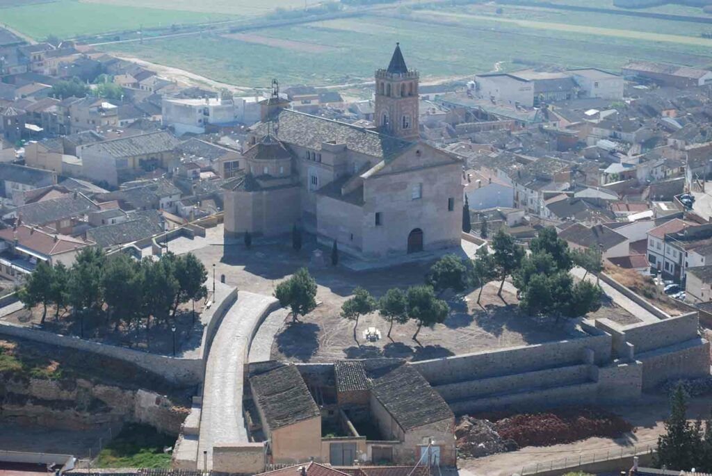 Iglesia de la Asunción, conocida como “el Piquete”, de Quinto de Ebro. La localidad debe su nombre a la palabra latina "quintus", que hace referencia al quinto miliario de la vía romana que comunicaba Lépida Gelsa (Gelsa) y Caesaraugusta (Zaragoza).