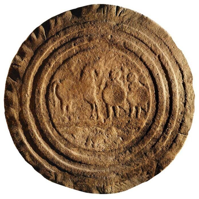 "Estela de Zurita de Piélagos" (Cantabria), bajorrelieve prerromano de dos metros de diámetro que representa, entre círculos concéntricos, a un caballo y dos guerreros armados.