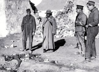 Soldados españoles ante los restos insepultos de sus compañeros muertos en Monte Arruit.