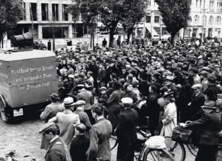 ”La radio trae alegría y te conecta con tu gente”. Transmisión de un discurso de Hitler en la Wilhelmsplatz de Poznan, en octubre de 1939.