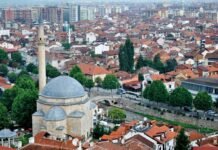 Entre 1961 y 1989, la población albanesa en Kosovo creció desde los dos tercios a casi el 90 por ciento. Vista de la ciudad de Prizren (sur), con la mezquita de Sinan en primer término.