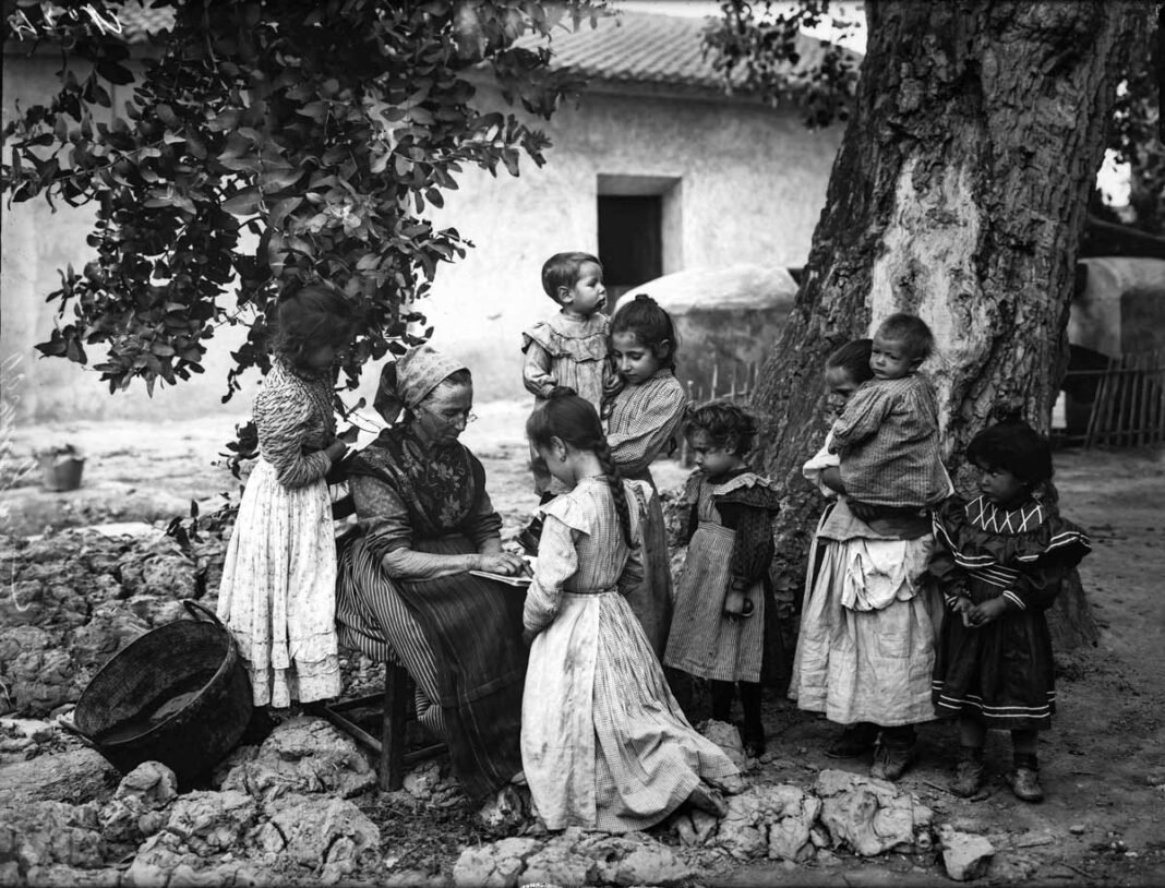 Lección de lectura en Beniaján, Murcia, hacia 1899.