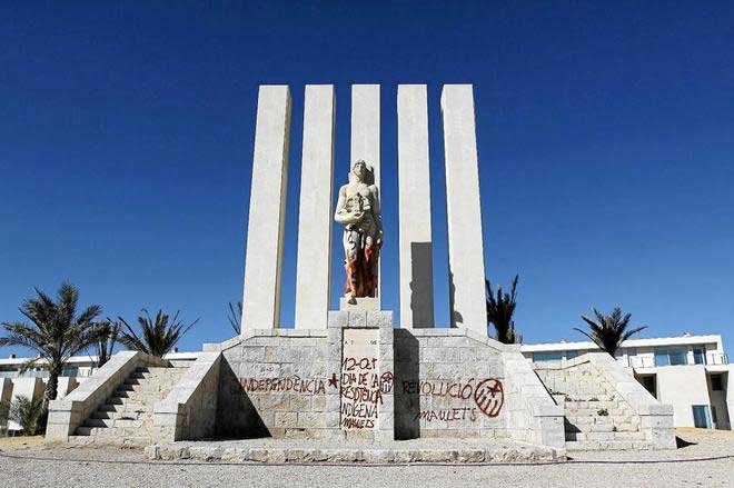 Fotografía de un monumento a los caídos en Alicante con pintadas y pintura roja.