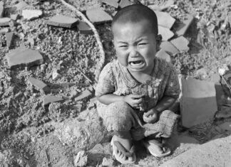 Un niño llora entre los escombros a los que el ataque nuclear redujo la ciudad de Hiroshima.