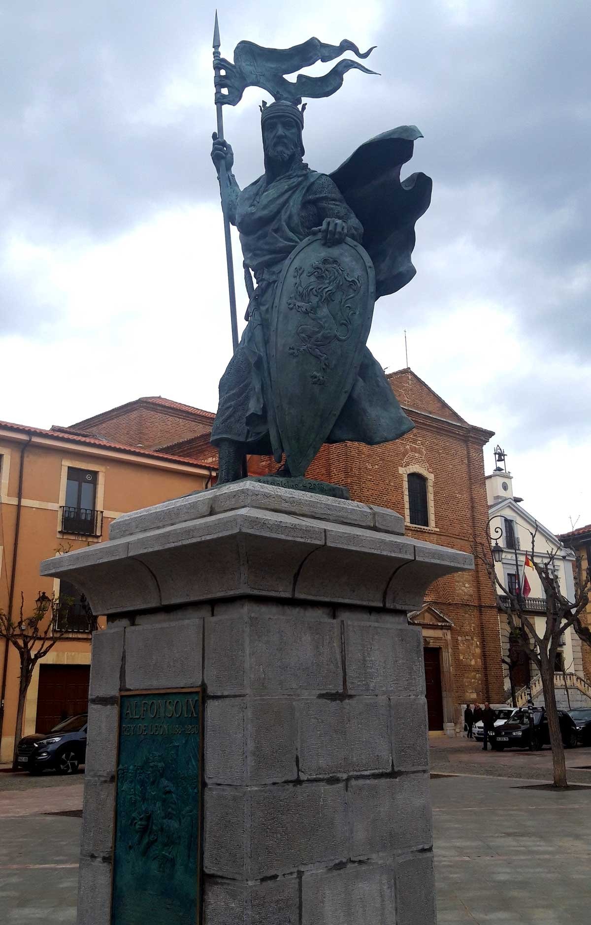 Estatua de Alfonso IX, obra de Estanislao García Olivares, que se erigió en la plaza de santo Martino de León gracias al mecenazgo de Acacio Rodríguez y otros donantes.