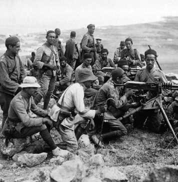 Ametralladora Hotchkiss modelo 14 de los Regulares de Ceuta baten al enemigo desde las lomas de Nador.