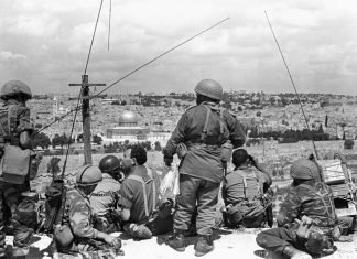 DESDE EL MONTE DE LOS OLIVOS. Soldados israelíes contemplan Jerusalén, en la que sobresale la cúpula de Omar, en la Explanada de las Mezquitas, la tarde del 6 de junio. Al día siguiente, la ciudad sería suya.