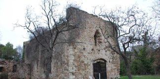 Fachada de la iglesia de la encomienda en Masdéu. La capilla, del siglo XII, quedó reducida a un verdadero esqueleto de piedra tras la explosión de un depósito de municiones que sufrió en 1944, durante la II Guerra Mundial.
