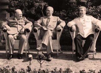 De izquierda a derecha, sentados, Churchill, Truman, presidente de EE UU y el líder soviético Stalin.