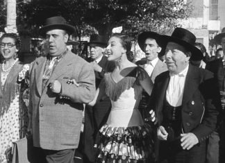 De izquierda a derecha, Elvira Quintillá, Manolo Morán, Lolita Sevilla y José Isbert, en una de las escenas más célebres y recordadas de ¡Bienvenido, Mister Marshall!, film de Berlanga estrenado en 1953.