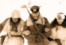 El general Scherer (en el centro) ayuda a caminar a dos soldados de infantería heridos.