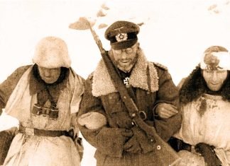 El general Scherer (en el centro) ayuda a caminar a dos soldados de infantería heridos.