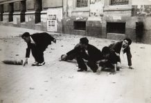 Corriendo hacia el refugio más cercano, Madrid, 1936.