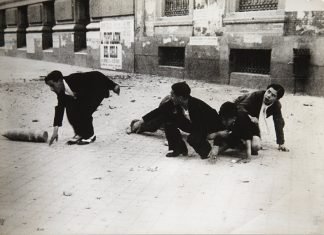 Corriendo hacia el refugio más cercano, Madrid, 1936.