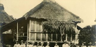 Jefes tagalos frente a una vivienda tradicional filipina o bahay en Baler (h. 1898-1899).