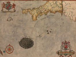 Recreación de la flota española frente a la costa de Cornualles el 29 de julio de 1588. Aparecen los escudos de armas de la reina Isabel I y lord Howard.