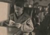 Los libros de Hitler. El dictador nazi leyendo en un tren.