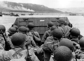 Tropas estadounidenses aproximándose a la playa bautizada como Omaha, el 6 de junio de 1944, durante el desembarco de Normandía,