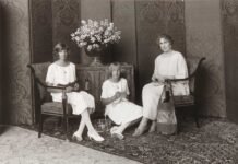 La reina Victoria Eugenia haciendo ganchillo con las infantas Beatriz y María Cristina, para el ropero de Caridad de Santa Victoria, h. 1920, retratadas por Franzen.