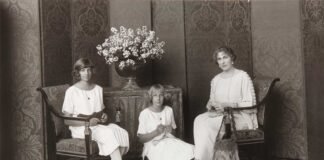 La reina Victoria Eugenia haciendo ganchillo con las infantas Beatriz y María Cristina, para el ropero de Caridad de Santa Victoria, h. 1920, retratadas por Franzen.