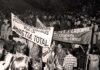 Un grupo de ciudadanos con pancartas reivindicando la amnistía total en un mitin celebrado en Barcelona en 1976 (EFE).