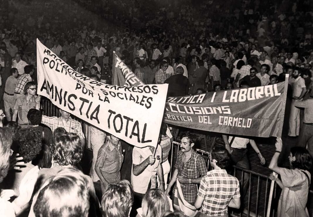 Un grupo de ciudadanos con pancartas reivindicando la amnistía total en un mitin celebrado en Barcelona en 1976 (EFE).