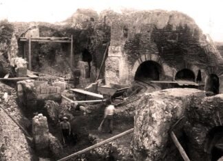 Las excavaciones realizadas en Ostia Antica en 1938 buscaban conectarlo con Roma de cara a la Exposición Universal de 1942 que no se llegó a celebrar.