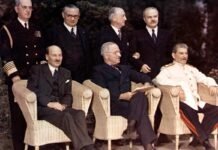 Sentados, de izquierda a derecha, los líderes de Gran Bretaña, ATTLEE; Estados Unidos, TRUMAN, y la URSS, STALIN, en la Conferencia de Potsdam, 1945.