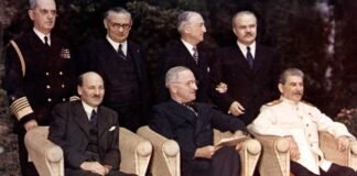 Sentados, de izquierda a derecha, los líderes de Gran Bretaña, ATTLEE; Estados Unidos, TRUMAN, y la URSS, STALIN, en la Conferencia de Potsdam, 1945.