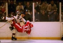 EE UU GOLPEA A LA URSS. El norteamericano Mike Ramsey derriba al soviético Valeri Charlamov en un lance del partido de hockey entre ambos equipos en los Juegos de Invierno de Lake Placid, en 1980, mostrando el uso del deporte como arma política.