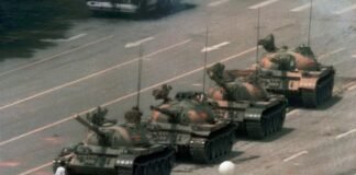 UNA IMAGEN PARA LA HISTORIA. La escena en la que un manifestante intenta detener consucuerpoel avance de los tanques, el 5 de junio de 1989, dio la vuelta al mundo y se convirtió en el símbolo de la revuelta de Tiananmen.