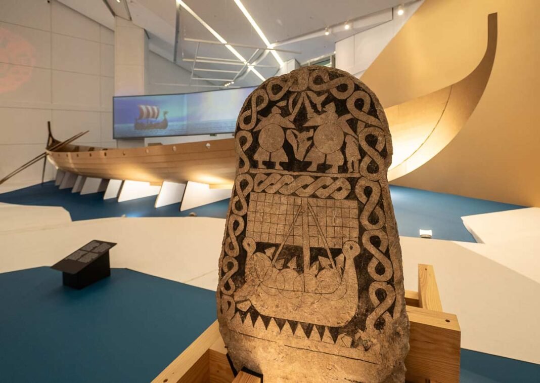 Vista de la exposición, con la Piedra pictórica de Gotland, que representa un combate entre dos guerreros y un barco con un grupo de expedicionarios vikingos, en primer término.