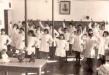 Escuela femenina en Higuera de la Sierra (Huelva) en 1962 en la que se usaban esos manuales de la dictadura.