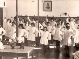 Escuela femenina en Higuera de la Sierra (Huelva) en 1962 en la que se usaban esos manuales de la dictadura.