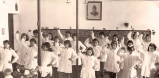 Escuela femenina en Higuera de la Sierra (Huelva) en 1962 en la que se usaban esos manuales de la dictadura.