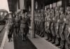 Las tropas reciben en la estación de Hendaya a Franco y Hitler antes de su reunión.