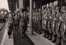 Las tropas reciben en la estación de Hendaya a Franco y Hitler antes de su reunión.