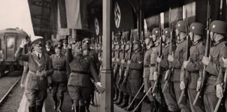 Las tropas reciben en la estación de Hendaya a Franco y Hitler antes de su reunión.