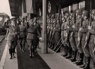 Las tropas reciben en la estación de Hendaya a Franco y Hitler antes de su reunión.