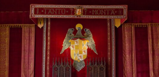 Sala del trono, Alcázar de Segovia, con el lema Tanto monta.