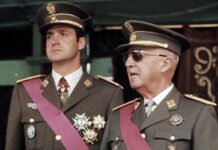 EL ÚLTIMO DESFILE. Franco y el príncipe Juan Carlos presiden el acto con que el Régimen conmemoraba, cada primero de abril, la victoria de los sublevados en la Guerra Civil española.